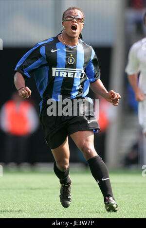 EDGAR DAVIDS INTER MILAN REEBOK STADIUM BOLTON ENGLAND 01 August 2004 Stock Photo