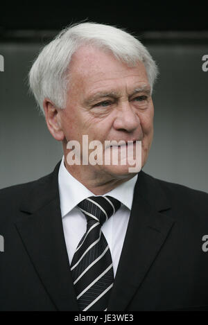 SIR BOBBY ROBSON NEWCASTLE UNITED MANAGER ST JAMES PARK NEWCASTLE ENGLAND 31 July 2004 Stock Photo