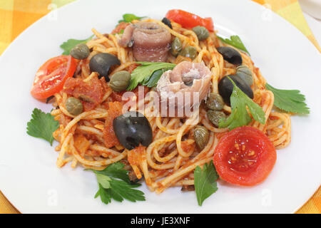 Capellini mit Tomaten, Sardellen, Kapern und Oliven Stock Photo
