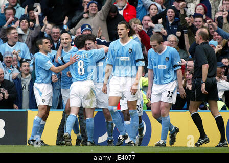 CITY FANS CELEBRATE MANCHESTER CITY V MANCHESTER U SPORTS CITY MANCHESTER ENGLAND 14 March 2004 Stock Photo