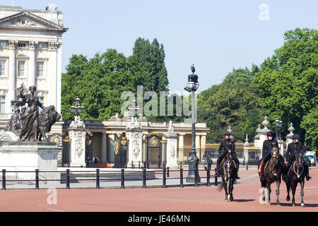 Household cavalry riding down the mall Past the Queen victoria monument Stock Photo