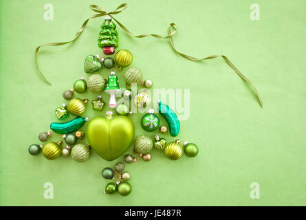 Gruene Christbaumkugeln in Form eines Christbaums auf Gruen Stock Photo