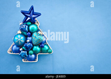 Blaue Christbaumkugeln in Form eines Christbaums auf Blau Stock Photo