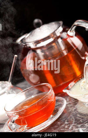 Dampfender Tee in Teeservice aus Glas Stock Photo