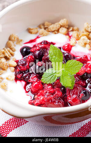 Closeup von Frühstückszerealien mit Obst und Joghurt Stock Photo