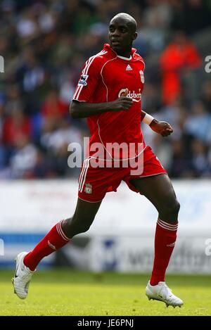 MOMO SISSOKO LIVERPOOL FC REEBOK STADIUM BOLTON ENGLAND 30 September 2006 Stock Photo