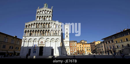 Italy, Tuscany, Lucca, church San Michele In Foro with marketplace, Stock Photo
