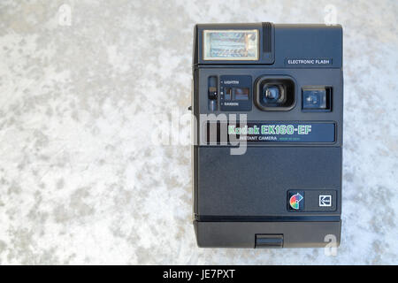 1979-1982: KODAK EK160 - COLORBUST 250 INSTANT CAMERA. Eas…