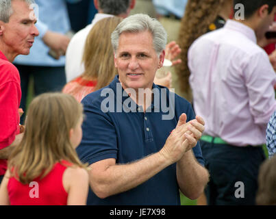 Washington DC, USA. 22nd June, 2017. United States House Majority Leader Kevin McCarthy (Republican of California) applauds US President Donald J. Trump and first lady Melania Trump as they host the annual Congressional Picnic on the South Lawn of the White House in Washington, DC on Thursday, June 22, 2017. Credit: Ron Sachs/CNP /MediaPunch Credit: MediaPunch Inc/Alamy Live News Stock Photo