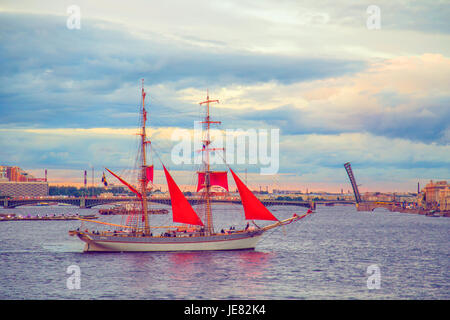 St Petersburg, Russia. 22nd June, 2017. Brig with scarlet sails on the river Neva. Rehearsal of holiday for school graduates 'Scarlet Sails'. ST PETERSBURG, RUSSIA - JUNE 22, 2017. Credit: Elizaveta Larionova/Alamy Live News
