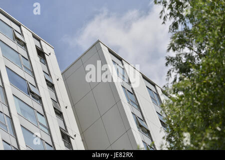 Chalk Farm, London, UK. 23rd June 2017. Chalcots estate. After checks, Camden council is to immediately remove the cladding from the tower blocks in the Adelaide Road estate after the Grenfell Tower fire. Credit: Matthew Chattle/Alamy Live News Stock Photo