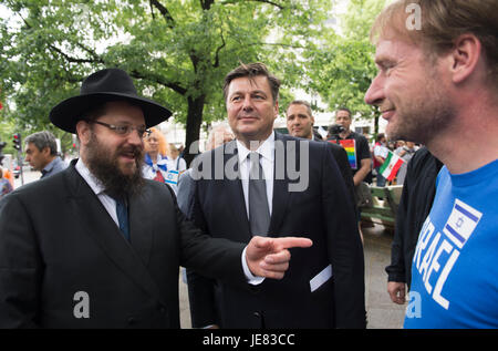 Berlin, Germany. 23rd June, 2017. Rabbi Yehuda Teichtal (L-R), Berlin's interior senator Andreas Geisel (SPD) and the former culture secretary of Berlin, Tim Renner, at a demonstration against Al-Quds Day in Berlin, Germany, 23 June 2017. Al-Quds Day, which takes its name from the Arabic name of Jerusalem, is an Iranian-sponsored show of solidarity with Palestinians and against Israel. The day is a national holiday in Iran. Demonstrations are held in the US, Canada, the UK, Sweden and Germany as well as the Middle East. Photo: Paul Zinken/dpa/Alamy Live News Stock Photo