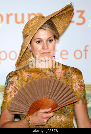 Milan, Italy. 23rd June, 2017. Queen Maxima of The Netherlands visits Galleria Rossanna Orlandi in Milan, Italy, 23 June 2017. In the Galleria the King and Queen get information about the Milan Design week and its role for Dutch design. The King and Queen of the Netherlands are in Italy for an 4 day state visit. - NO WIRE SERVICE - Photo: Albert Nieboer/RoyalPress/dpa/Alamy Live News Stock Photo
