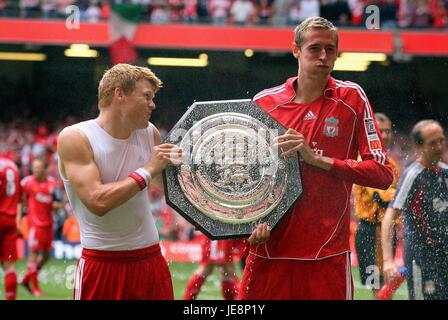 JOHN ARNE RIISE & PETER CROUCH LIVERPOOL V CHELSEA MILLENNIUM STADIUM CARDIFF WALES 13 August 2006 Stock Photo