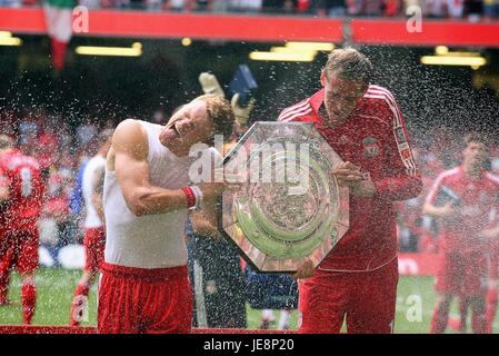 JOHN ARNE RIISE & PETER CROUCH LIVERPOOL V CHELSEA MILLENNIUM STADIUM CARDIFF WALES 13 August 2006 Stock Photo