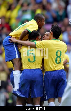 dpa) - The players of the Brazilian soccer team (front, L-R) Kaka, Ze  Roberto, Leo, Robinho, Cicinho and (back, L-R) Ronaldinho, Adriano,  Gilberto Silva, Juan, Marcos and Lucio prior to the group