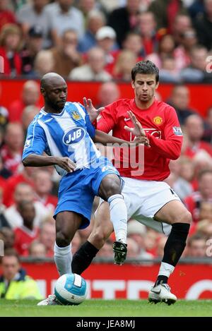 SALOMON OLEMBE & GERARD PIQUE MANCHESTER UNITED V WIGAN ATH OLD TRAFFORD MANCHESTER ENGLAND 06 October 2007 Stock Photo