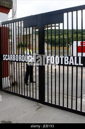 CHAINED GATES AT MCCAIN STADIU SCARBOROUGH FC GO OUT OF BUSIN THE MCCAIN STADIUM SCARBOROUGH ENGLAND 20 June 2007 Stock Photo