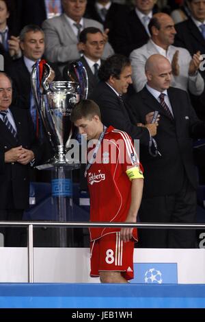 STEVEN GERRARD PASSES TROPHY AC MILAN V LIVERPOOL CHAMPION OLYMPIC STADIUM ATHENS GREECE 23 May 2007 Stock Photo