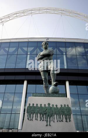 BOBBY MOORE STATUE WEMBLEY STADIUM LONDON WEMBLEY STADIUM LONDON ENGLAND 19 May 2007 Stock Photo