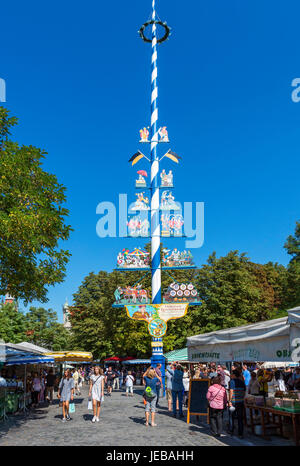 Market stalls in the Viktualienmarkt near to the Maibaum (Maypole), Munich, Bavaria, Germany Stock Photo