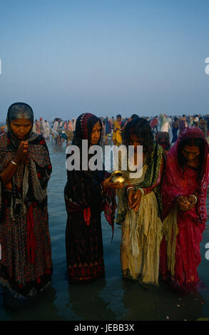 India, West Bengal, Sagar Island, Women pilgrims at three day Sagar bathing festival at island in mouth of the Hooghly considered to be the point where the Ganges joins the sea. Stock Photo