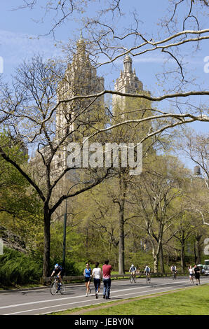 The USA, America, New York, Manhattan, Central park, jogger and cyclist on the way, Stock Photo