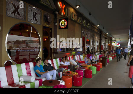 Turkey, Istanbul, part of town of Eminou, bar under the Galatabrücke, guests relax, Stock Photo