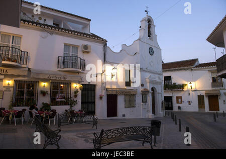 Spain, Andalusia, Costa del Sol, Mijas, guests in the street cafe in the evening, Stock Photo