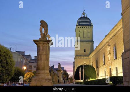 Spain, Andalusia, Ubeda, hospital de Santiago, cultural centre at night, statue in the foreground, Stock Photo