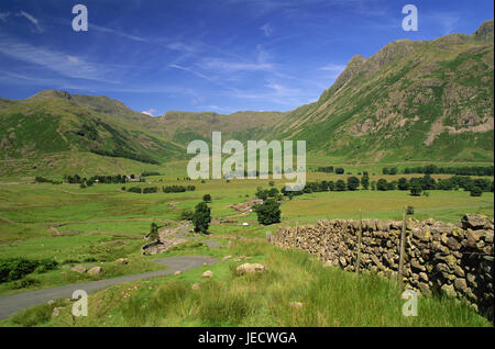 Great Britain, England, Cumbria, brine District, Great Langdale, mountain landscape, Cumbrian Mountains, stone defensive wall, Europe, width, distance, mountains, hills, meadows, green, brook, view, rurally, remotely, defensive wall, street, deserted, Stock Photo