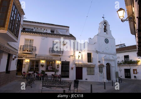 Spain, Andalusia, Costa del Sol, Mijas, guests in the street cafe in the evening, Stock Photo