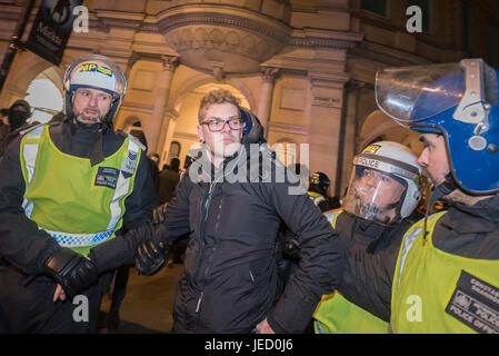 Trafalgar Square, London, UK. 5th November, 2016. Clashes break out between “hacktivists” and police as the fifth annual Million Mask March event is h Stock Photo