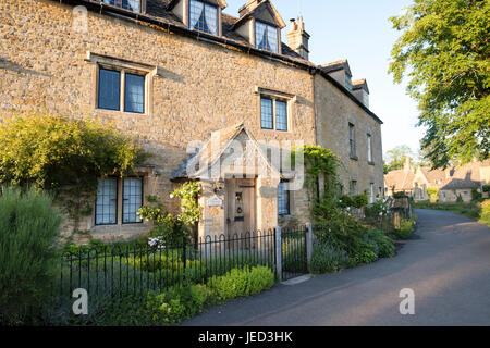 Evening sunlight on a cottage in Lower Slaughter in june. Cotswolds, Gloucestershire, England Stock Photo