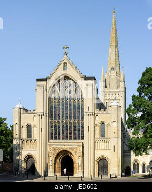 West front and main entrance to the norman built (eleventh century AD) christian cathedral church in Norwich, Norfolk, England. Stock Photo
