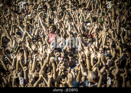 Ciutadella De Menorca, Balearic Islands, Spain. 23rd June, 2017. The cheering crowd celebrates the traditional musicians at the end of the 'Caragol des Born' parade on the eve of the traditional 'Sant Joan' (Saint John) festival in Ciutadella de Menorca Credit: Matthias Oesterle/ZUMA Wire/Alamy Live News Stock Photo