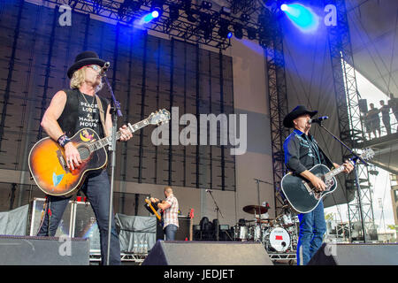 Chicago, Illinois, USA. 23rd June, 2017. BIG KENNY (KENNY ALPHIN) and JOHN RICH of Big & Rich during Country LakeShake Music Festival at Huntington Bank Pavilion at Northerly Island in Chicago, Illinois Credit: Daniel DeSlover/ZUMA Wire/Alamy Live News Stock Photo