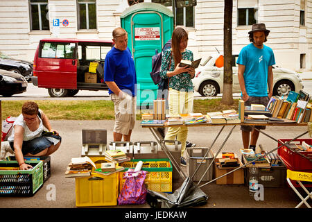 Munich, Germany. 24th June, 2017. Book flea market with beautiful warm weather at the Isar river promenade in Munich center: used books to read, browse and buy under the trees with a rive-gauche-like charming feeling Credit: Luisa Fumi/Alamy Live News Stock Photo
