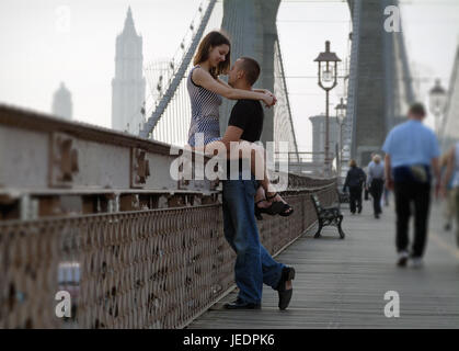 https://l450v.alamy.com/450v/jedpk6/young-couple-on-brooklyn-bridge-hugging-brooklyn-new-york-city-us-jedpk6.jpg