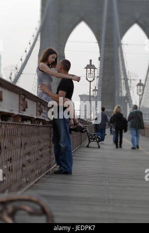 https://l450v.alamy.com/450v/jedpk7/young-couple-on-brooklyn-bridge-hugging-brooklyn-new-york-city-us-jedpk7.jpg