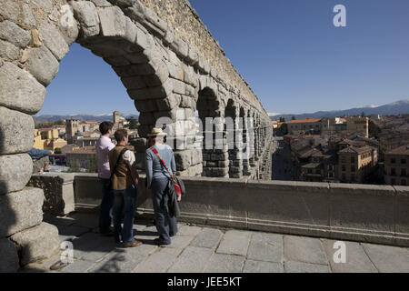 Spain, Kastilien-León, Segovia, tourist in the Roman aqueduct, Stock Photo