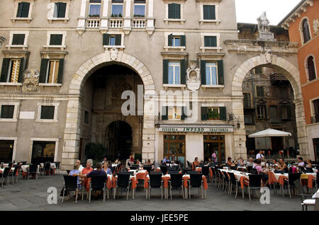 Italy, Veneto, Verona, Old Town, Piazza dei Signori, guests in the street cafe, Stock Photo