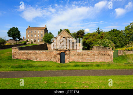 The Gunpowder Magazine with 'the lions' mansion house once considered for purchase by L.S. Lowry behind. . Berwick upon Tweed. England Stock Photo