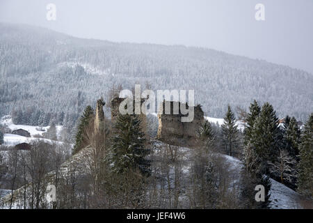 Castle Weyerhof, a ruin with mountain Bram in the Pinzgau, Austria, Weyerhofburg, eine Ruine bei Bramberg im Pinzgau, Österreich Stock Photo