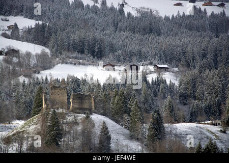 Castle Weyerhof, a ruin with mountain Bram in the Pinzgau, Austria, Weyerhofburg, eine Ruine bei Bramberg im Pinzgau, Österreich Stock Photo