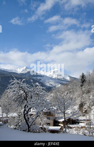 Mountain Bram, a place in the Pinzgau, Austria, takes photos in April., Bramberg, ein Ort im Pinzgau, Österreich, fotografiert im April. Stock Photo