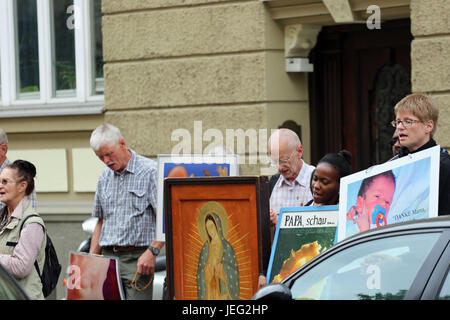 Munich, Germany. 24th June, 2017. The christian fundamentalists singing. Around 20 Christian fundamentalists demonstrated through Munich especially against abortion. Credit: Alexander Pohl/Pacific Press/Alamy Live News Stock Photo
