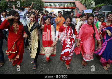 Dhaka, Bangladesh. 25th June, 2017. Bangladeshi Hindu devotees dance during the Rath Yatra, or chariot festival, in Dhaka, Bangladesh, June 25, 2017. Ratha Yatra, also referred to as Rathayatra, Rathjatra or Chariot festival is any public procession in a chariot. Credit: ZUMA Press, Inc./Alamy Live News Stock Photo