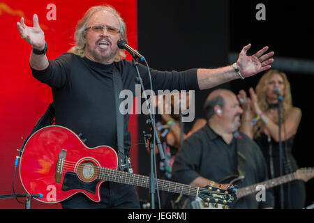 Glastonbury, UK. 25th June, 2017. Barry Gibb of the Bee Gees plays the Pyramid Stage - The 2017 Glastonbury Festival, Worthy Farm. Glastonbury, 25 June 2017 Credit: Guy Bell/Alamy Live News Stock Photo