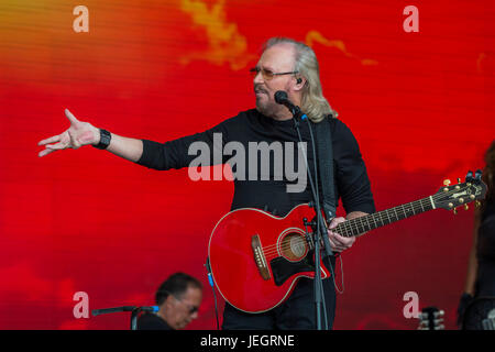 Glastonbury, UK. 25th June, 2017. Barry Gibb of the Bee Gees plays the Pyramid Stage - The 2017 Glastonbury Festival, Worthy Farm. Glastonbury, 25 June 2017 Credit: Guy Bell/Alamy Live News Stock Photo